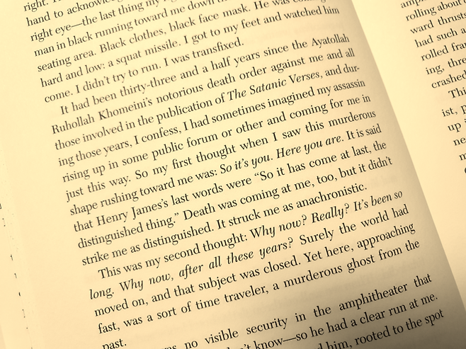 루슈디의 ‘KNIFE’에는 그날 피습 상황과 그간 살해 위협을 당하면서 소설을 썼던 삶의 기록이 자세합니다. 루슈디는 이 책에서 끊임없이 묻습니다. “왜 지금인가?(Why now?)” 33년 만에 수행된 살인이 그에게는 평생 따라다녔던 가장 무거운 짐이었을 겁니다.