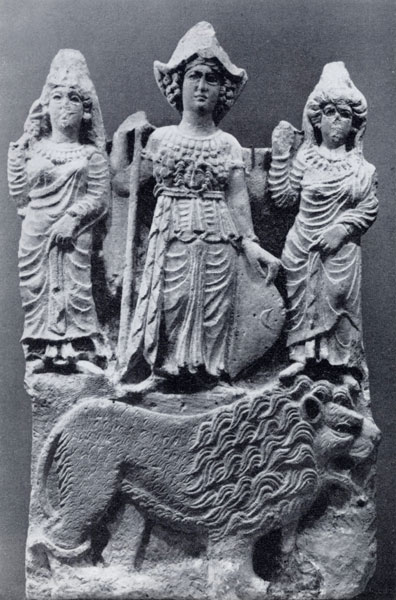 아라비아 반도의 고대 종교의 세 여신인 라트, 우자, 마나트의 조각상. 이슬람이 창시되기 전인 2세기경의 작품입니다. [Wikimedia Commons]