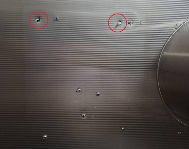서울 시내에 위치한 한 화장실에 들어가보니 벽에 12개의 구멍이 뚫려있다. 대부분 못으로 구멍을 막았지만 두 곳은 휴지로 임시 조치를 했다. /사진=김지은 기자