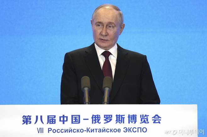 블라디미르 푸틴 러시아 대통령이 17일(현지시각) 중국 헤이룽장성 하얼빈에서 열린 러시아-중국 엑스포 개막식에 참석해 연설하고 있다. /사진=뉴시스
