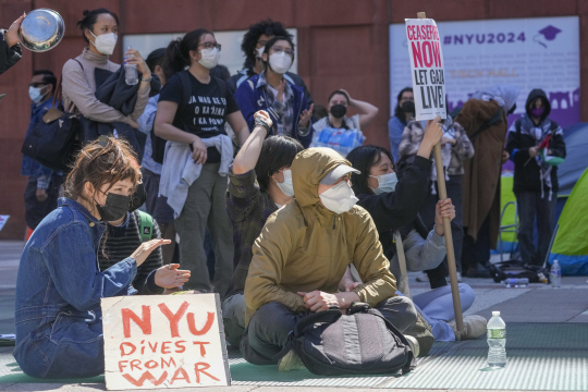 Campus Protests-NYU Ethics Homework 미국 뉴욕대 학생들이 반전시위를 하고 있는 모습. AP 연합뉴스
