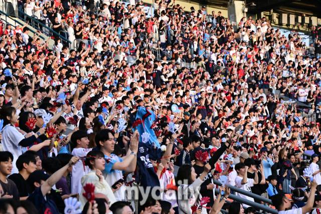 잠실야구장을 찾은 롯데팬들이 응원을 펼치고 있다.