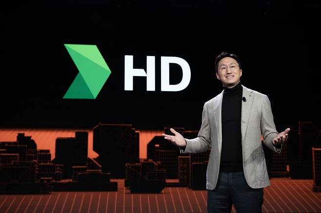 정기선 HD현대 부회장이 지난 1월 미국 라스베이거스 베네시안 호텔에서 열린 세계 최대 전자 박람회 ‘CES 2024’에서 기조연설 하는 모습 [HD현대 제공]