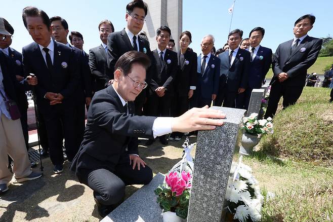 제44주년 5·18 민주화운동 기념식이 열린 18일 광주 북구 국립 5·18 민주묘지에서 이재명 더불어민주당 대표 등 지도부가 윤상원 열사 묘를 참배하고 있다. [연합]