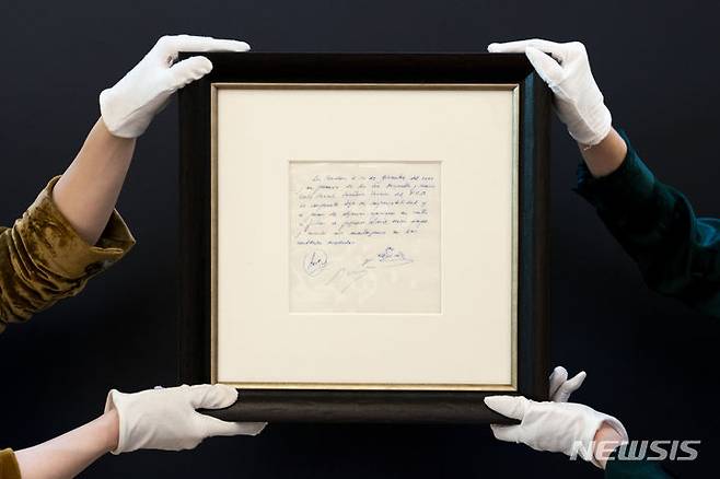 [런던=AP/뉴시스] 리오넬 메시가 스페인 프로축구 프리메라리가 FC바르셀로나의 첫 계약이 담긴 냅킨 계약서. 2024.05.08.