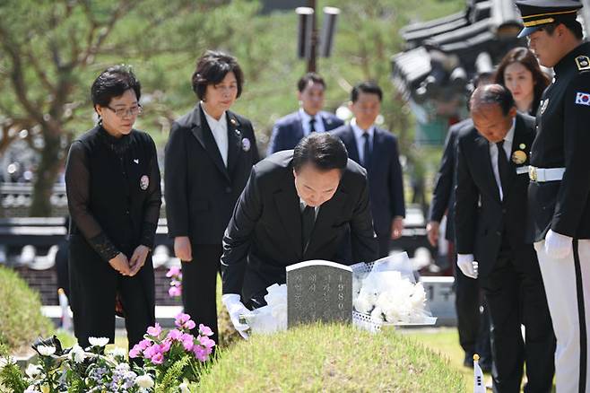 [서울=뉴시스] 윤석열 대통령이 18일 광주 북구 국립5·18민주묘지에서 열린 제44주년 5·18민주화운동 기념식에 참석한 뒤 고(故) 박금희 열사의 묘소를 찾아 참배, 헌화하고 있다. (사진=대통령실 제공) 2024.05.18. photo@newsis.com *재판매 및 DB 금지