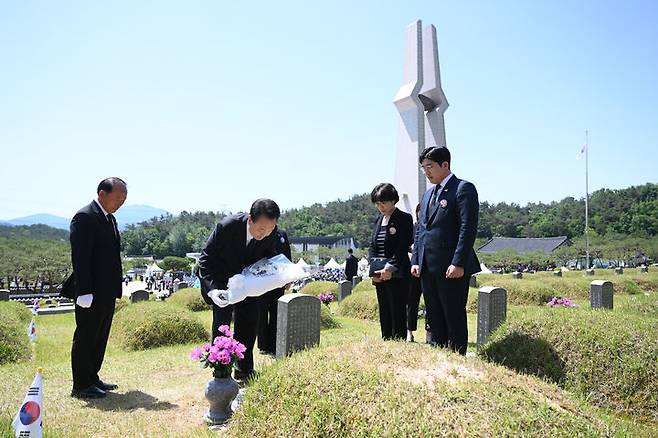 [서울=뉴시스] 윤석열 대통령이 18일 광주 북구 국립5·18민주묘지에서 열린 제44주년 5·18민주화운동 기념식에 참석한 뒤 고(故) 한강운 열사의 묘소를 찾아 헌화하고 있다. (사진=대통령실 제공) 2024.05.18. photo@newsis.com *재판매 및 DB 금지