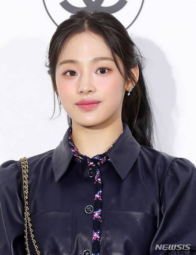 [서울=뉴시스] 김혜진 기자 = 그룹 뉴진스 민지가 23일 오후 서울 성동구 인근에서 열린 샤넬 루쥬 알뤼르 팝업 행사에서 포즈를 취하고 있다. 2024.04.23. jini@newsis.com