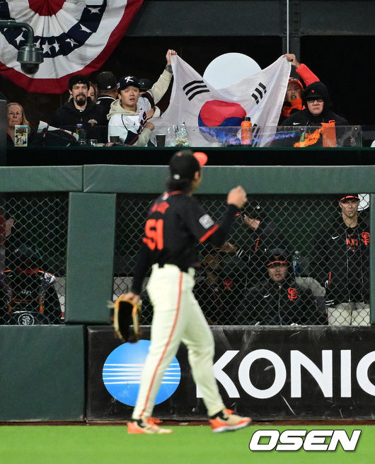 [OSEN=오라클 파크(샌프란시스코 미국 캘리포니아주), 지형준 기자]외야에서 야구팬들이 태극기를 들고 8회말 중견수 샌프란시스코 이정후를 응원하고 있다. 2024.04.07 /jpnews@osen.co.kr