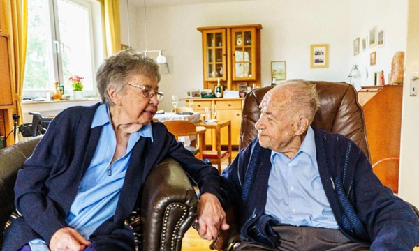 현재 98세인 우르줄라 슈멜처(왼쪽)와 102세인 고트프리드 슈멜처 부부. 둘은 17일(현지시간) 80주년 결혼기념일을 맞았다. SNS 캡처