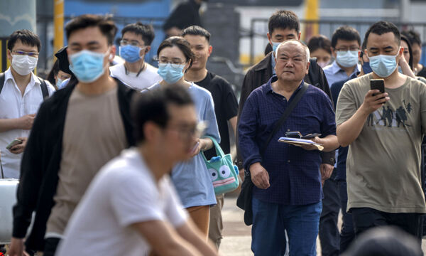 중국 베이징에서 출근길 시민들이 교차로를 건너고 있다. AP뉴시스