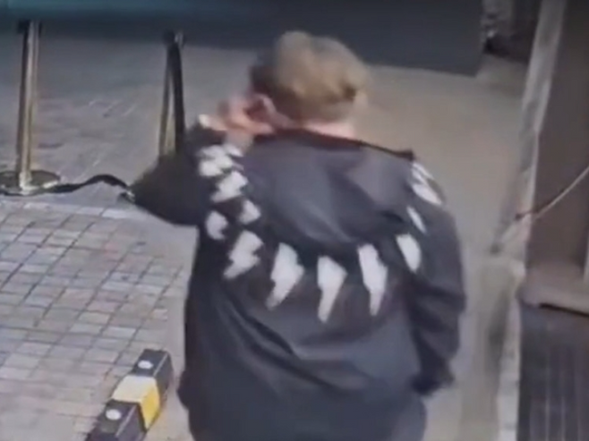 지난 9일 발생한 차 사고 직후 현장에서 약 200m 떨어진 거리에서 김호중이 누군가와 통화하고 있다. 채널A 캡처