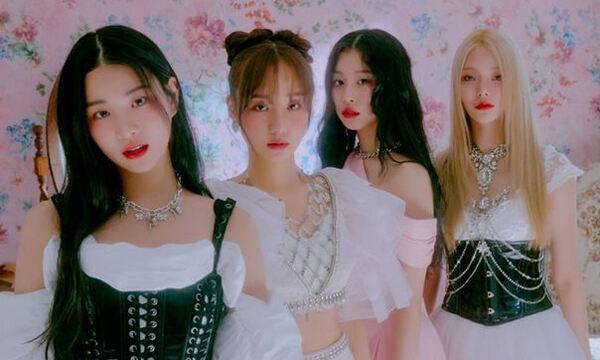 피프티 피프티 멤버인 키나(맨 오른쪽)와 전 멤버인 아란, 새나, 시오(왼쪽부터). 어트랙트 제공