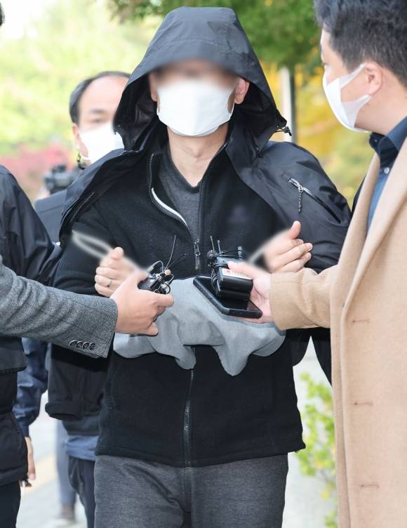 고씨가 구속 전 피의자 심문(영장실질심사)을 받기 위해 수원지법 안산지원으로 들어가고 있다. - 연합뉴스