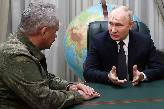 푸틴 대통령이 지난해 11월 쇼이구 전 국방장관과 대화하는 모습 ⓒAP연합
