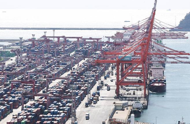 환율이 10% 상승하면 제조업 전반에 걸쳐 영업이익률은 평균 1.3%포인트 상승한다. 다만 항공과 철강 업계에는 부정적 영향을 미친다. 사진은 2023년 10월11일 부산항 신선대부두에서 컨테이너 하역작업을 하는 모습 ⓒ연합뉴스