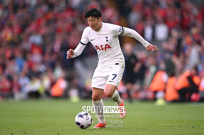 ▲ 손흥민의 맨체스터 시티 득점 실패가 여러 팀들을 울렸다. 토트넘은 유럽축구연맹(UEFA) 챔피언스리그 진출권을 놓쳤고, 아스널은 프리미어리그 1위를 맨시티에 내줬다. 하지만 손흥민에게 패배 책임이 너무 집중되고 있다. 워낙 1대1 찬스에서 실수가 없던 손흥민이기에 일어난 일이다. 급기야 아스널 미켈 아르테타 감독까지 나서 손흥민을 옹호했다. 아르테타 감독은 "골키퍼와 1대1 찬스에서 프리미어리그 공격수 하나를 택하라고 한다면 손흥민을 고르겠다. 그만큼 그는 기회를 놓치는 선수가 아니다. 물론 손흥민이 골을 넣지 못했을 때 나와 내 가족들은 크게 아쉬워했다"며 "농구 황제 마이클 조던은 현역 시절 수차례 위닝샷을 넣었다. 하지만 그런 조던도 늘 득점에 성공한 건 아니었다. 누구나 실수를 하고 기회는 놓친다. 이에 대해 뭐라고 할 수는 없는 일이다"고 목소리를 높였다.