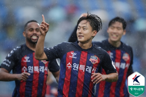 수원FC 공격수 이승우(가운데). /사진=한국프로축구연맹 제공