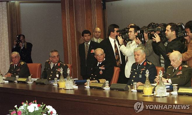 1997년 2월 에르바칸 총리의 사임을 압박한 튀르키예 군부 세력 [AP=연합뉴스 자료사진. 재판매 및 DB 금지]