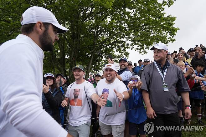 셰플러의 머그샷 찍힌 티셔츠 입고 응원하는 팬 [AP=연합뉴스]