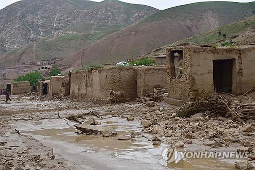 아프가니스탄 홍수 지난 10일(현지시간) 아프가니스탄 바글란주에 발생한 홍수로 마을 주택들이 파손돼 있다.
[AFP 연합뉴스 자료사진. 재판매 및 DB 금지]