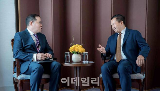 조현상 효성그룹 부회장(왼쪽)이 17일 한국-캄보디아 정상회담을 위해 한국을 찾은 훈 마넷(Hun Manet) 캄보디아 총리를 서울에서 만나 향후 협력 확대 방안을 논의했다. 사진=효성 제공