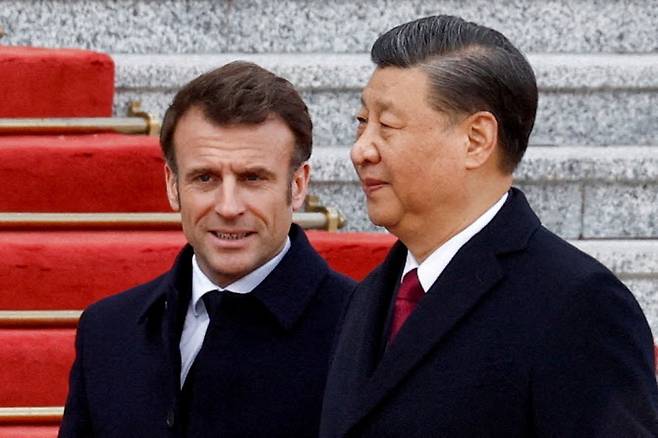 시진핑 중국 중국 국가 주석이 지난 2023년 4월 6일 프랑스 파리를 방문해 에마뉘엘 마크롱 프랑스 대통령을 만나 대회하고 있다.(사진=로이터)