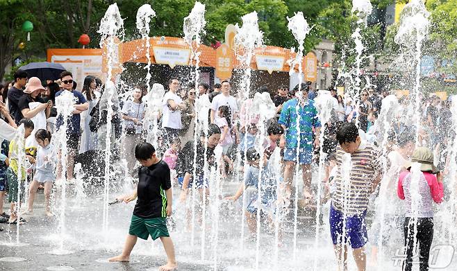 서울 광화문광장 분수대에서 아이들이 물놀이를 하며 더위를 식히고 있다. 2024.5.4/뉴스1 ⓒ News1 김명섭 기자