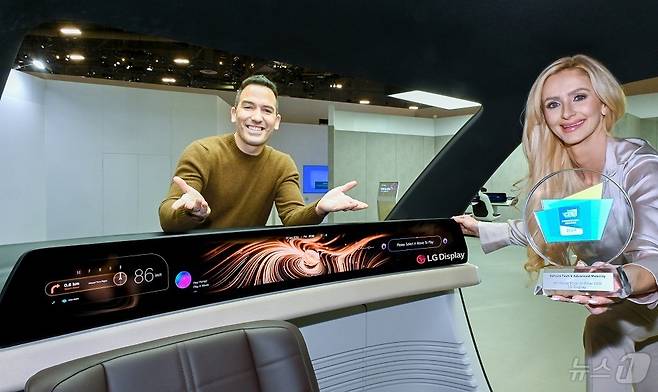 LG디스플레이는 지난 1월 세계 최대 IT·가전 전시회 CES 2024에서 선보인 세계 최대 크기(57인치) 차량용 LCD(액정표시장치).(LG디스플레이 제공)