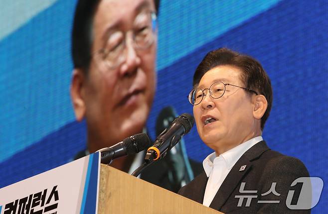 이재명 더불어민주당 대표가 19일 대전컨벤션센터에서 열린 ‘당원과 함께-민주당이 합니다’ 충청 컨퍼런스에서 발언하고 있다. /뉴스1 ⓒNews1 김기태 기자