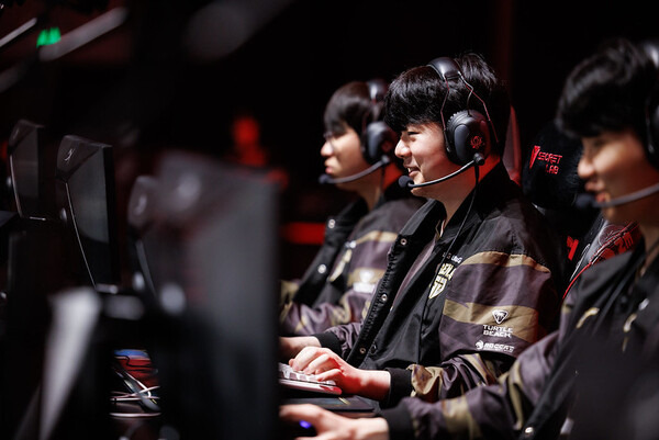 '캐니언' 김건부(가운데). ⓒRIOT GAMES