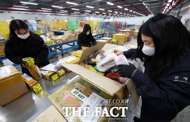 지난해 11월 22일 인천 중구 인천공항본부세관 특송물류센터에서 관세 주무관들이 해외 직구 물품을 검사하고 있다. /뉴시스