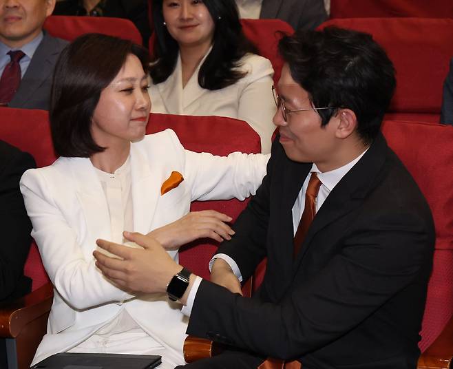 개혁신당 신임 대표로 선출된 허은아 전 의원이 19일 서울 여의도 국회 의원회관에서 열린 개혁신당 전당대회에서 이기인 후보와 포옹을 하고 있다. /뉴스1
