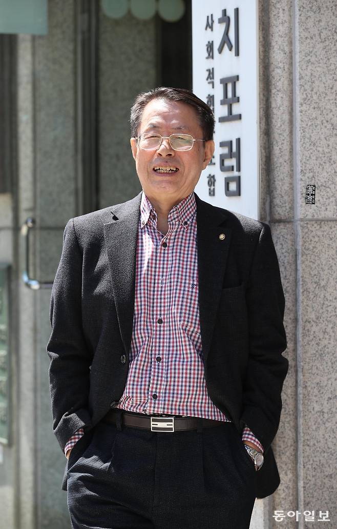 다가치포럼 입구에 서 포즈를 취한 김 씨. 요즘 포럼이 관심을 쏟는 자립준비청년 지원과 직업상담을 엮어볼 아이디어를 짜내고 있다고. 변영욱 기자 cut@donga.com