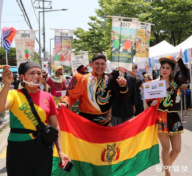 볼리비아 대표들이 전통 의상을 입고 퍼레이드에 참여하고 있다. 이훈구 기자 ufo@donga.com