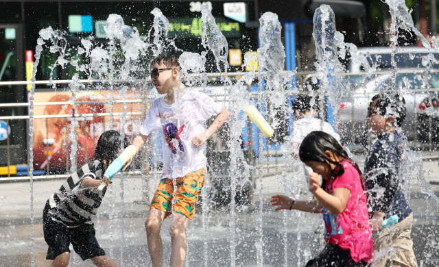 초여름의 더운 날씨를 보인 19일 서울 종로구 광화문광장 바닥분수대에서 어린이들이 즐거운 시간을 보내고 있다. <연합뉴스>