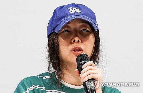 민희진 어도어 대표가 지난 4월 25일 서울 서초구 한국컨퍼런스센터에서 열린 입장 발표 기자회견에서 발언하고 있다.   [연합뉴스]