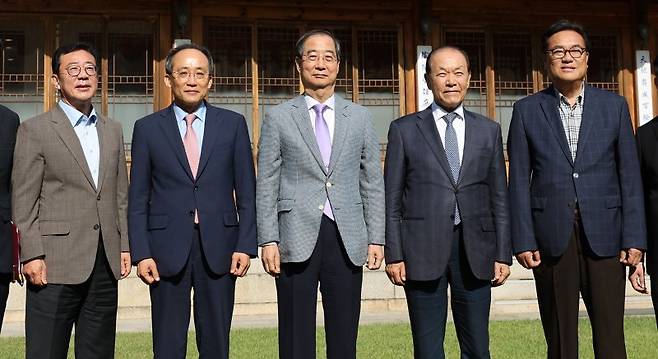 12일 오후 서울 종로구 총리 공관에서 열린 고위당정협의회에 앞서 한덕수 국무총리를 비롯한 참석자들이 기념촬영을 하고 있다. 왼쪽부터 홍철호 대통령실정무수석, 추경호 국민의힘 원내대표, 한덕수 국무총리, 황우여 국민의힘 비상대책위원장, 정진석 대통령실 비서실장. 뉴스1