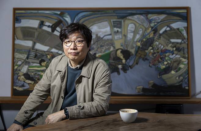 2024년 3월19일 최호철 작가가 자신의 작품이 전시된 서울 성수동의 한 카페에 앉아있다. 김진수 선임기자