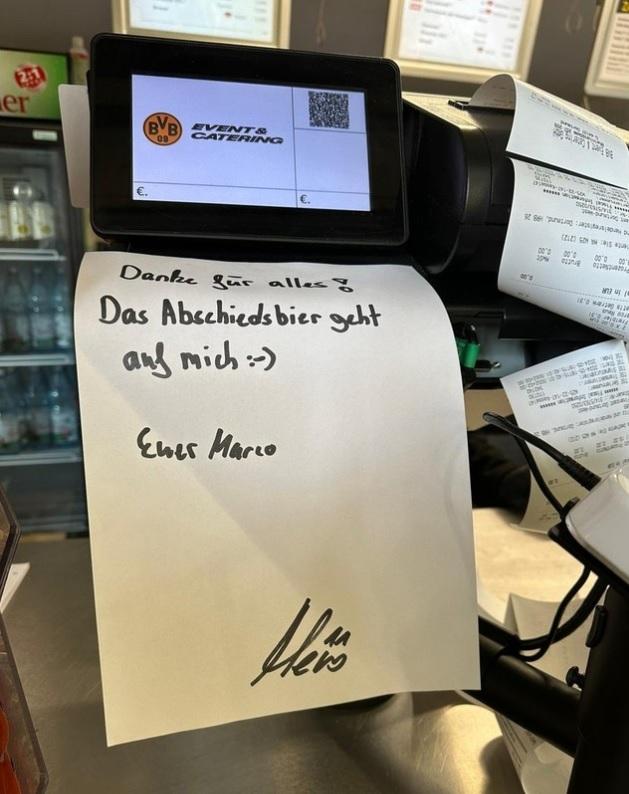 마르코 로이스가 도르트문트 홈팬들에게 맥주를 사겠다고 쓴 글귀와 서명이 담긴 쪽지. 도르트문트 SNS 캡처