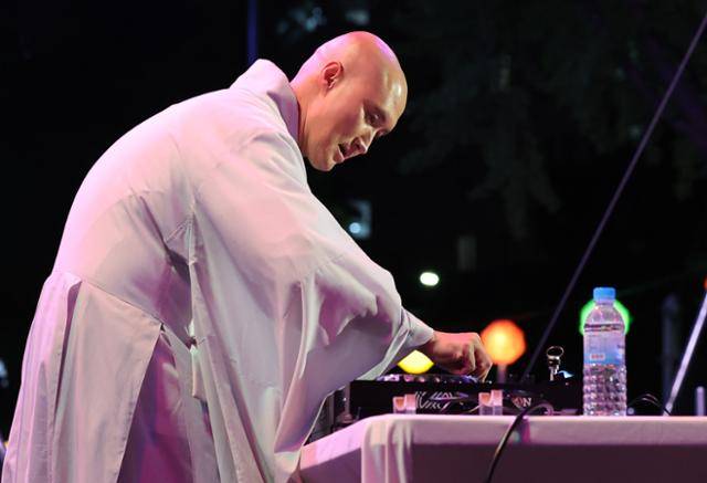 12일 서울 종로구 조계사 앞 사거리에서 열린 EDM(일렉트로닉 댄스 뮤직) 난장에서 '뉴진스님'(개그맨 윤성호씨의 법명)이 DJ 공연을 펼치고 있다. 뉴시스