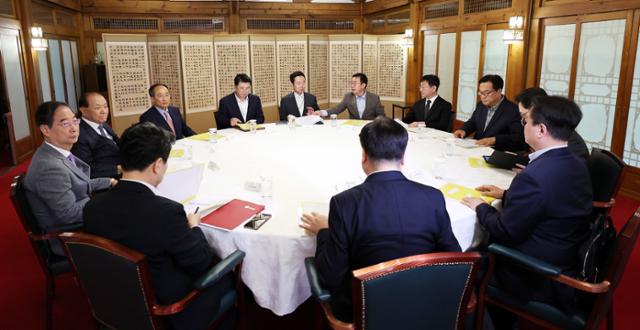 지난 12일 오후 서울 종로구 총리 공관에서 열린 고위당정협의회에 참석한 한덕수 국무총리, 정진석 대통령실 비서실장, 황우여 국민의힘 비상대책위원장, 추경호 국민의힘 원내대표, 이주호 사회부총리, 조규홍 복지부 장관 등이 대화를 나누고 있다. 뉴스1