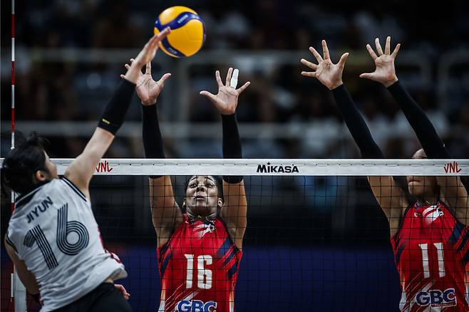 19일 도미니카공화국전에서 12점을 올린 정지윤의 공격 장면. 사진=FIVB