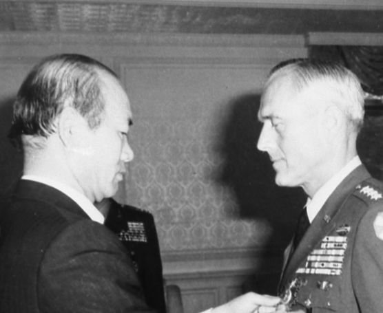 전두환 전 대통령이 존 위컴 당시 한미통합사령부사령관에게　태극무공훈장을　달아주고 있다. 중앙포토