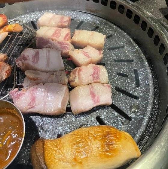지난달 29일 온라인 커뮤니티 ‘보배드림’에 ‘열받아서 잠이 안 옵니다(제주도 가지 마세요)’라는 제목의 게시글이 올라왔다. 문제의 ‘비계 삼겹살’. 사진 온라인 커뮤니티 캡처