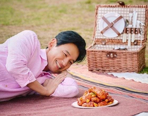 bhc치킨 새 모델에 기용된 배우 황정민. 사진 bhc치킨