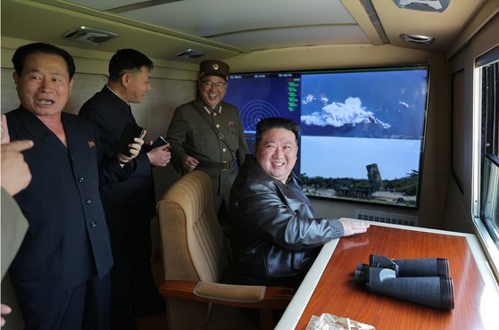 김정은 북한 국무위원장이 지난 17일 미사일총국이 동해상에서 진행한 새로운 자치유도항법체계를 도입한 전술탄도미사일 시험사격을 참관했다고 18일 노동당 기관지 노동신문이 보도했다. 뉴스1