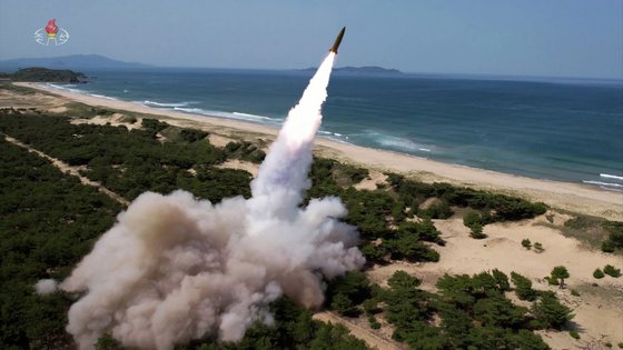 북한 미사일총국은 지난 17일 조선동해상에서 새로운 자치유도항법체계를 도입한 전술탄도미사일 시험사격을 진행했다고 조선중앙TV가 18일 보도했다. 연합뉴스