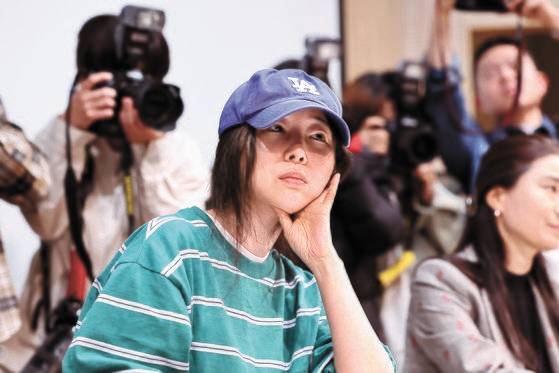 민희진 어도어 대표가 지난달 25일 오후 서울 서초구 한국컨퍼런스센터에서 열린 입장 발표 기자회견에 참석하고 있다. 연합뉴스