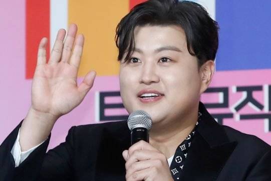 가수 김호중이 지난달 12일 오후 서울 마포구 상암동 SBS 프리즘타워에서 열린 '트롯뮤직어워즈 2024' 레드카펫 행사에서 인사를 하고 있다. 뉴스1